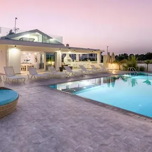 https://villa-tzialli.hotelsatayianapa.com